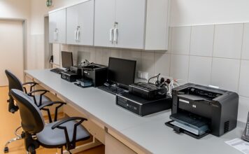 Czy komputer bez monitora jest środkiem trwałym?