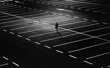 Czy jak siedzę w samochodzie to muszę płacić za parking?